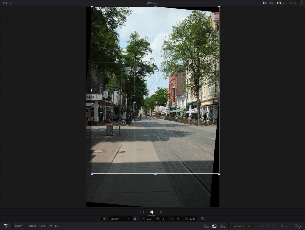 Vorschaufenster in Davinci Resolve Photo mit geöffnete Tool zum Zuschneiden. Oben eine Straßenszene, die ein wenig rotiert und zugeschnitten wird.