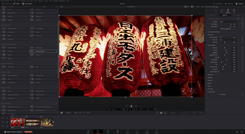 Programmfenster von DaVinci Resolve, links die Effekte, mittig eine Vorschau die drei rote japanische Lampions zeigt, rechts die Einstellungen des Film Look Creator, unten drei Vorschaubilder aus dem Album.
